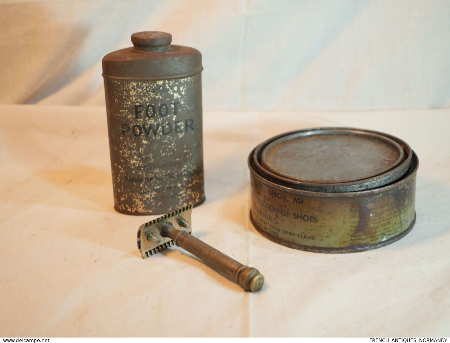 US ARMY - Flacon Métal Foot Powder Boite + Cirage US Impregnite Shoes + Rasoir  Ref SL22FOOT001 + SL22impr001 - 1939-45