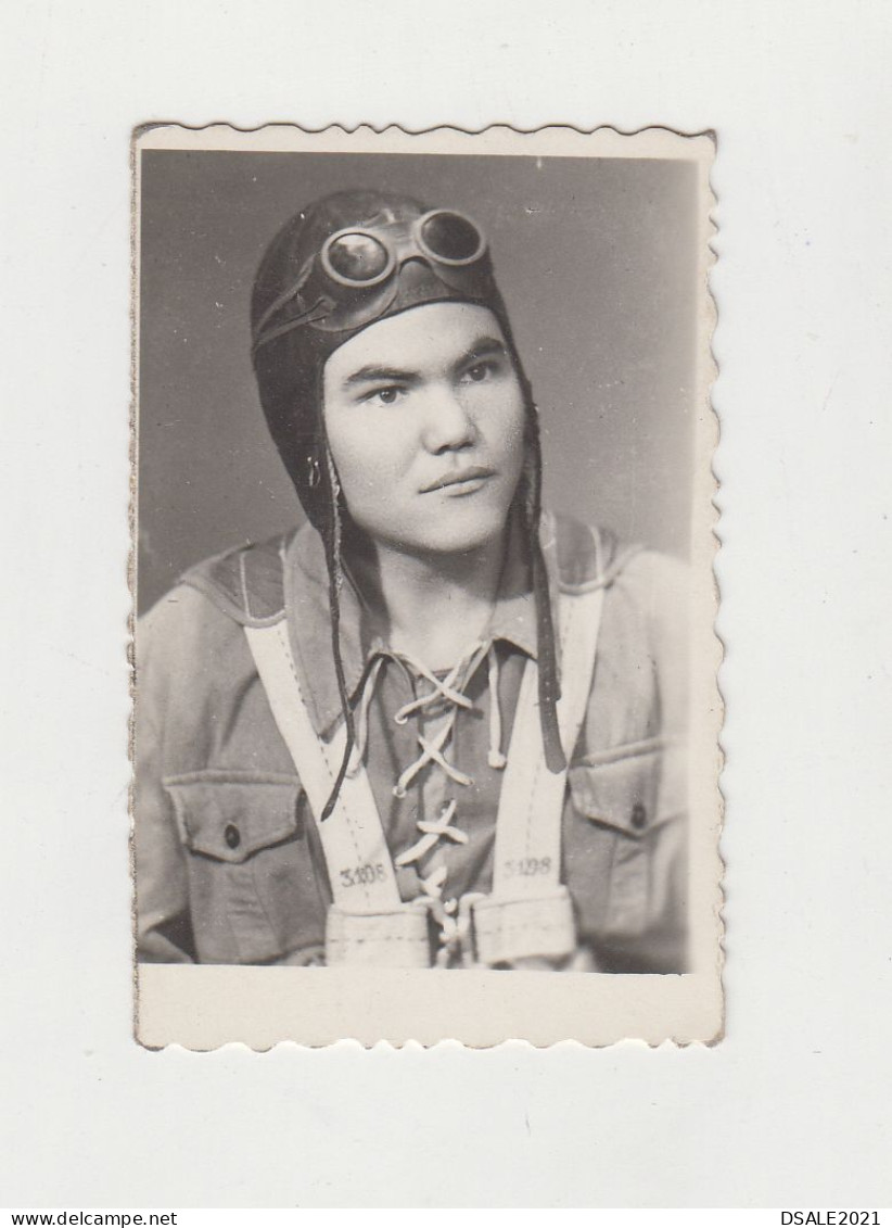 Young Man Bulgaria Bulgarian Military Pilot With Leather Hat And Goggles, Portrait, 1950s Orig Photo 6.5x8.5cm. (23476) - Guerre, Militaire