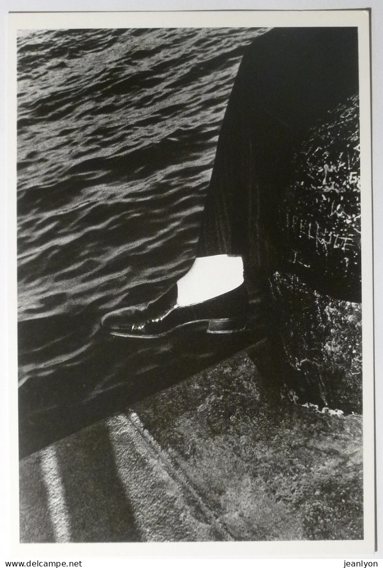 CHAUSSURE Au Bord De L'eau - Photographe Ralph GIBSON - Carte Postale Moderne Grand Format - Moda