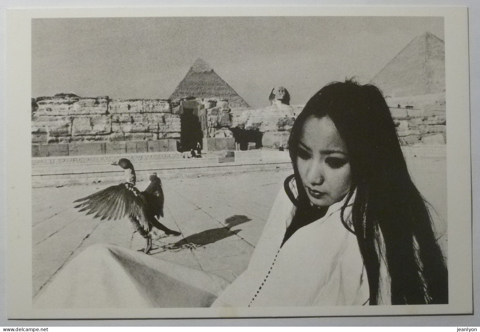 LE CAIRE / Pyramide Egypte - Visage Jeune Fille - Photographe Jashi KLEIN - Carte Postale Grand Format - Andere & Zonder Classificatie