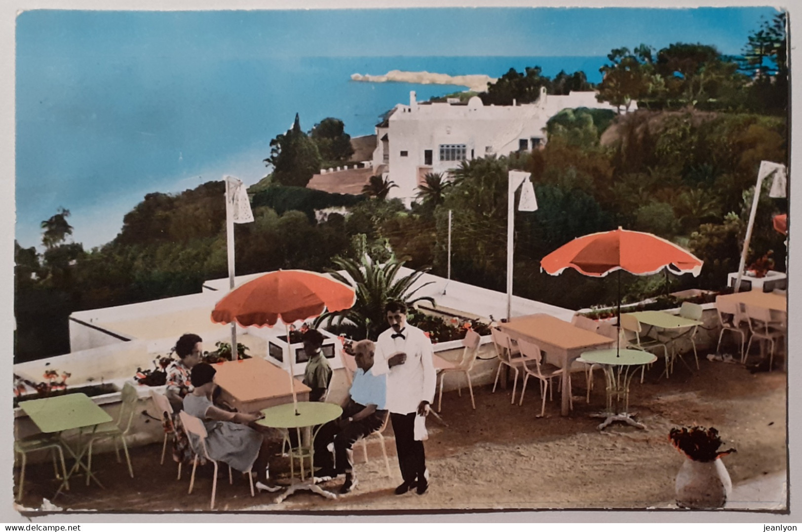 SIDI BOU SAID (Tunisie) - Café Dar Zarrou Et La Mer - Table / Parasol - Serveur - Tunisia