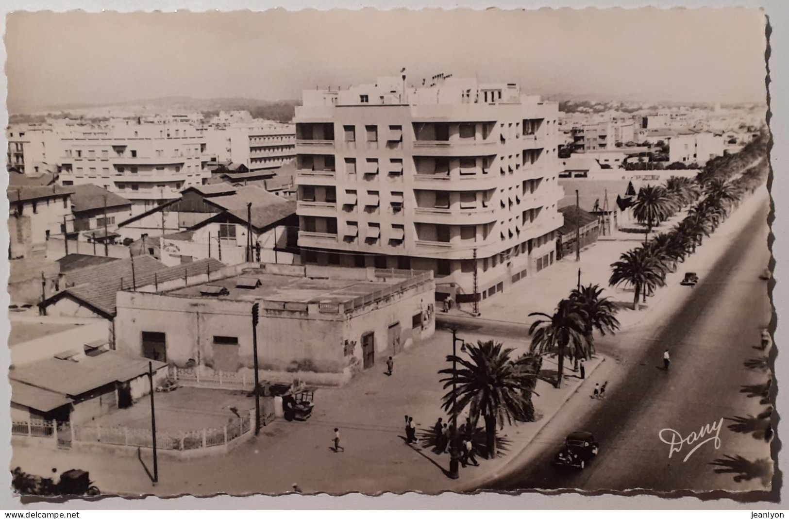 TUNIS (Tunisie) - Avenue Gambetta - Tunisia