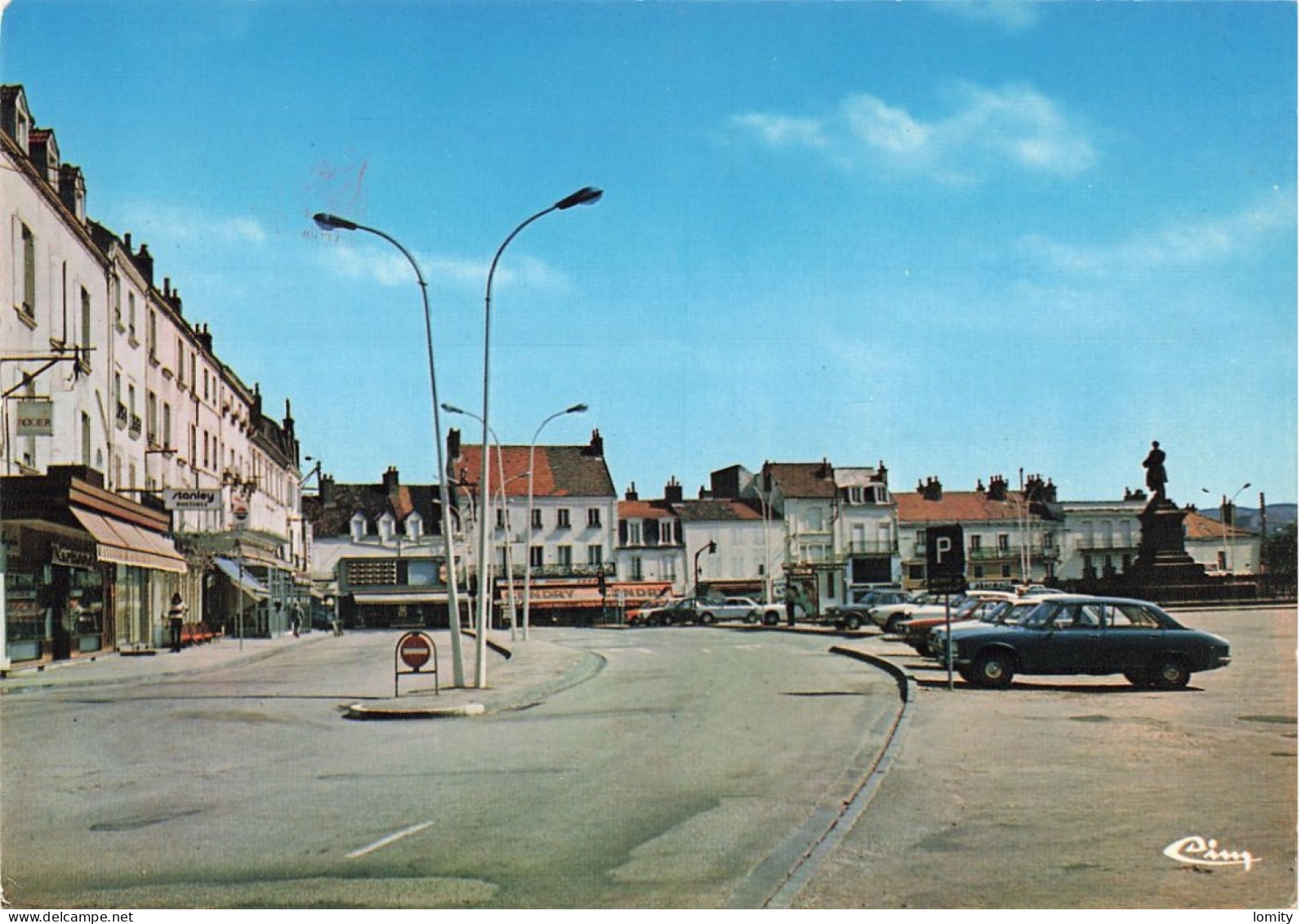 & 71 Le Creusot Place Schneider CPM Voiture Auto Peugeot 504 - Le Creusot