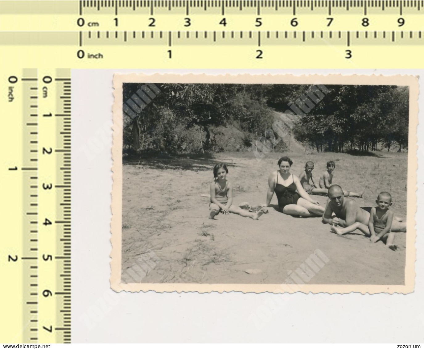 REA PHOTO Family Shirtless Man  Woman And Kids On Beach Boys Girl Homme Femme Et Enfants Sur Plage Old Photo Snapshot - Anonymous Persons