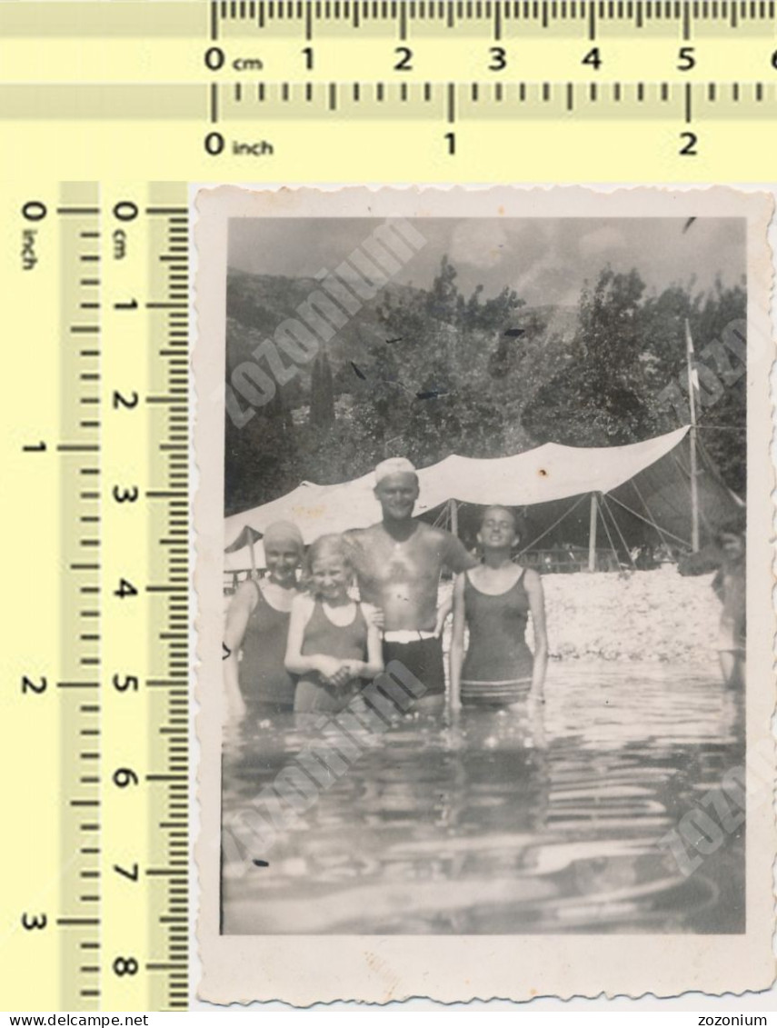 REA PHOTO Family Shirtless Man And Kids Girls On Beach Homme Et Fillettes Sur Plage Old Photo Snapshot - Anonymous Persons