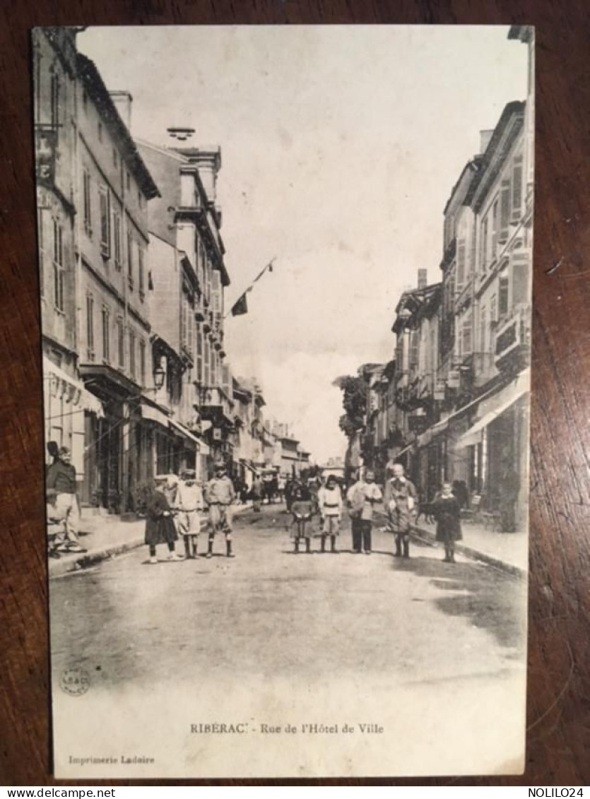 Cpa 24 Dordogne, Ribérac, Rue De L'Hôtel De Ville, Animée, Imprimerie Ladoire - Riberac