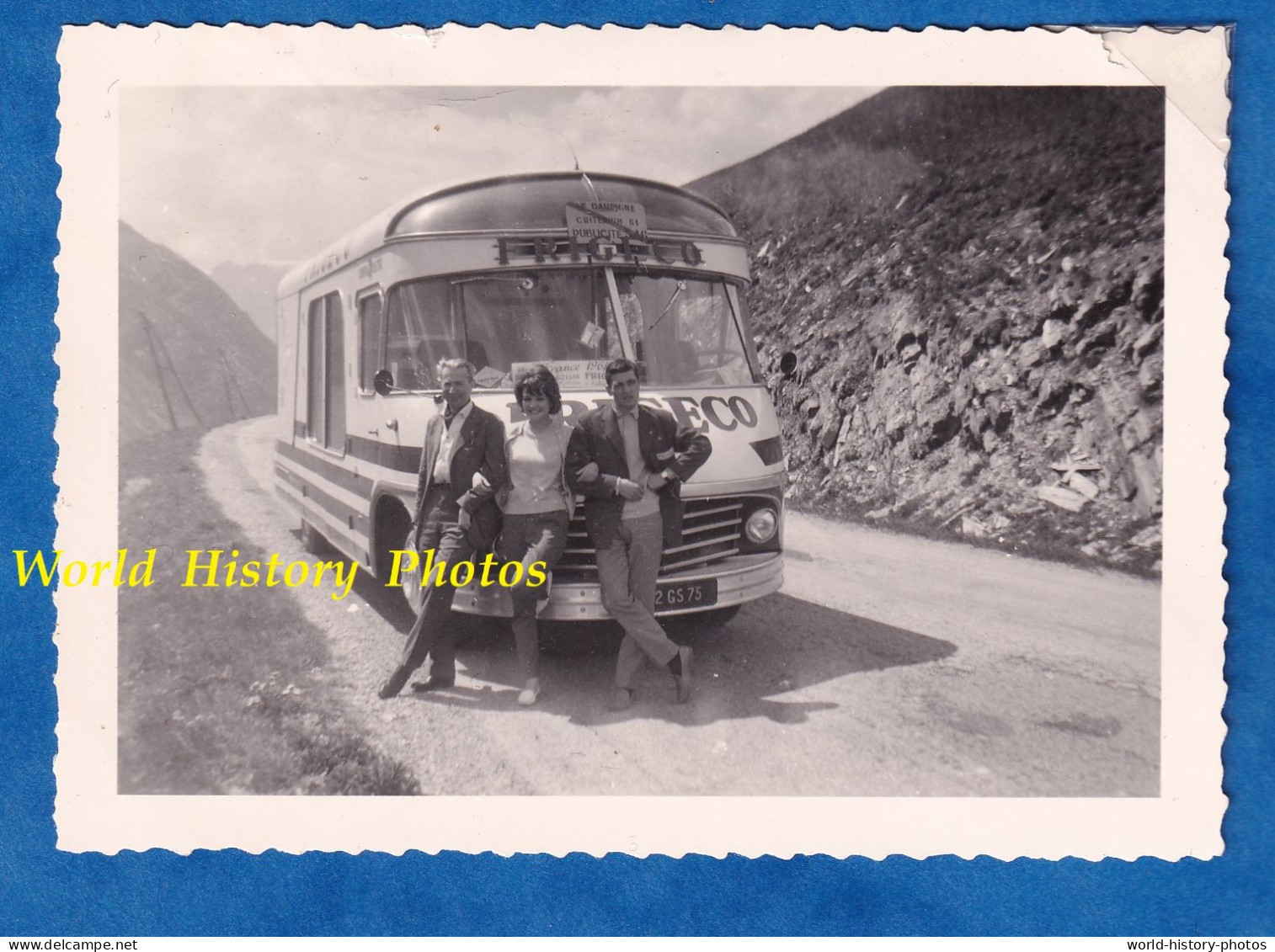 Photo Ancienne - Critérium Du Dauphiné - 1961 - Camion Publicitaire FRIGECO Caravane Cource Cycliste Route Montage - Cars