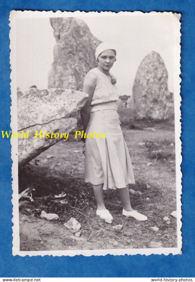 Photo Ancienne Snapshot - CARNAC - Portrait D'une Jeune Femme Prés De Menhir / Dolmen ? Pierre Druidique Bretagne - Places