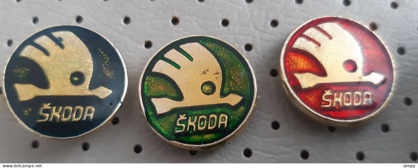 SKODA Auto Car Logo Vintage Pins Diameter 15mm - Other & Unclassified