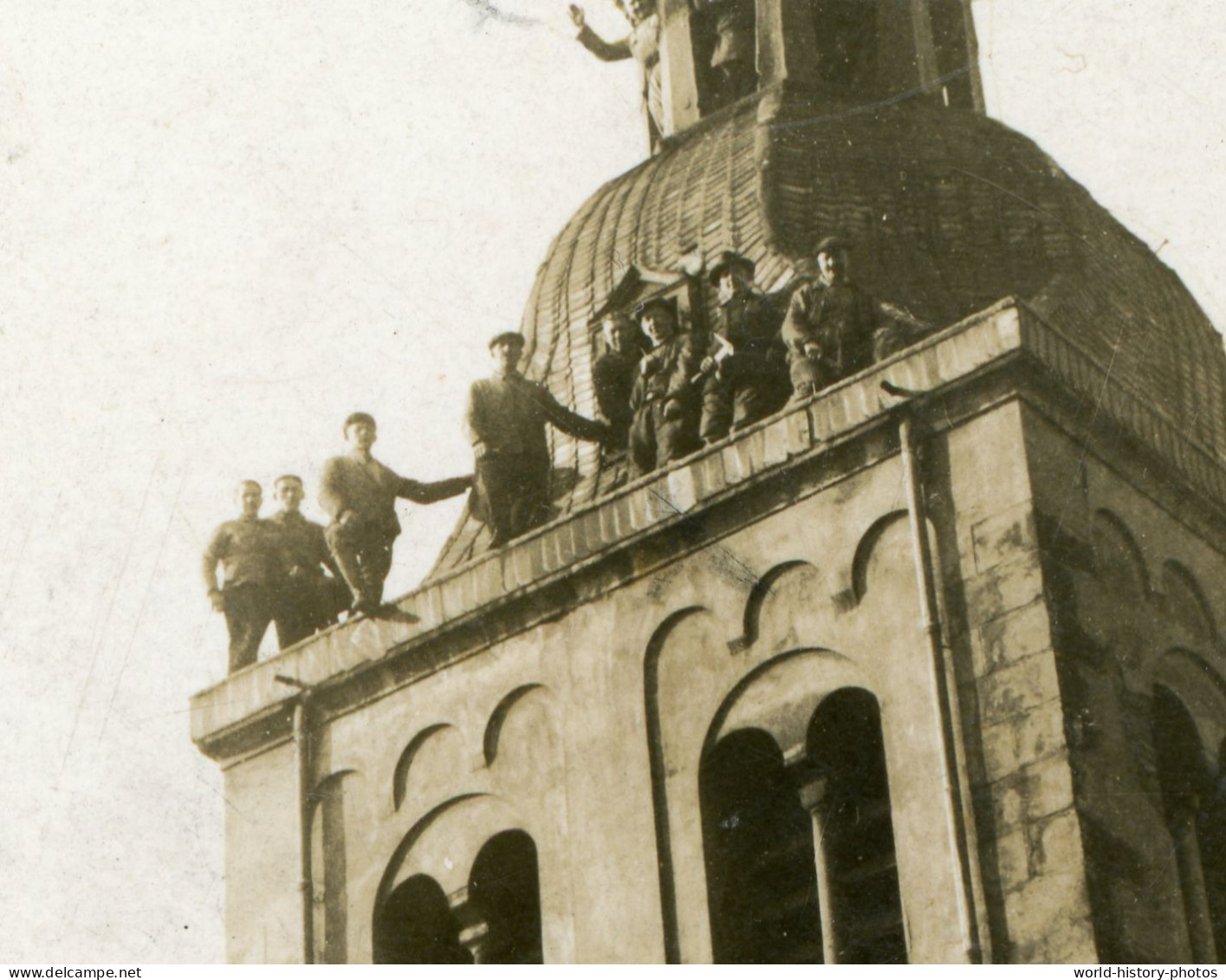 Photo Ancienne Snapshot - Eglise à Situer - Portrait D' Ouvrier Sur Le Clocher - Travail Sur Charpente ? Cloche ? Métier - Professions