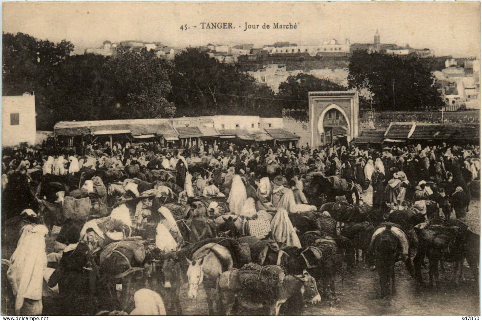 Maroc - Tanger - Jour De Marche - Tanger