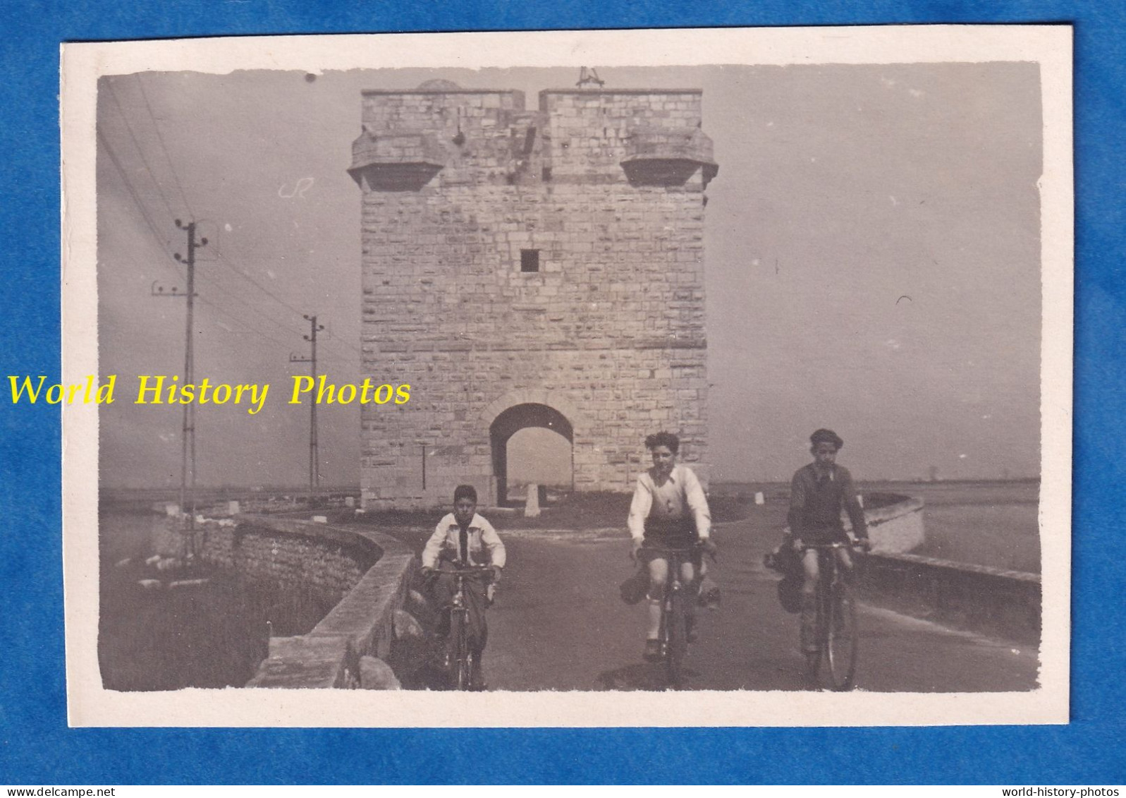 Photo Ancienne Snapshot - AIGUES MORTES - Tour En Vélo à La Tour Carbonniére - 1949 - Route Gard Camargue - Places