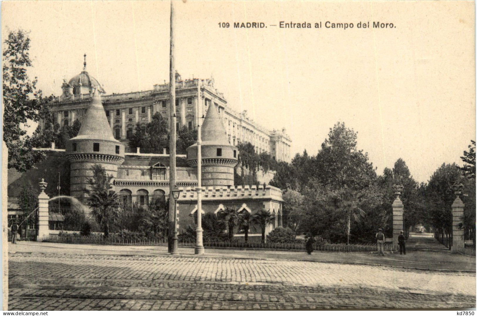 Madrid - Entrada Al Campo Del Moro - Madrid