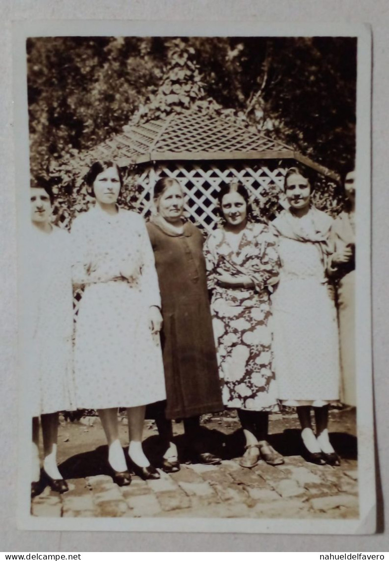 Six Femmes Dans Un Jardin. - Anonymous Persons