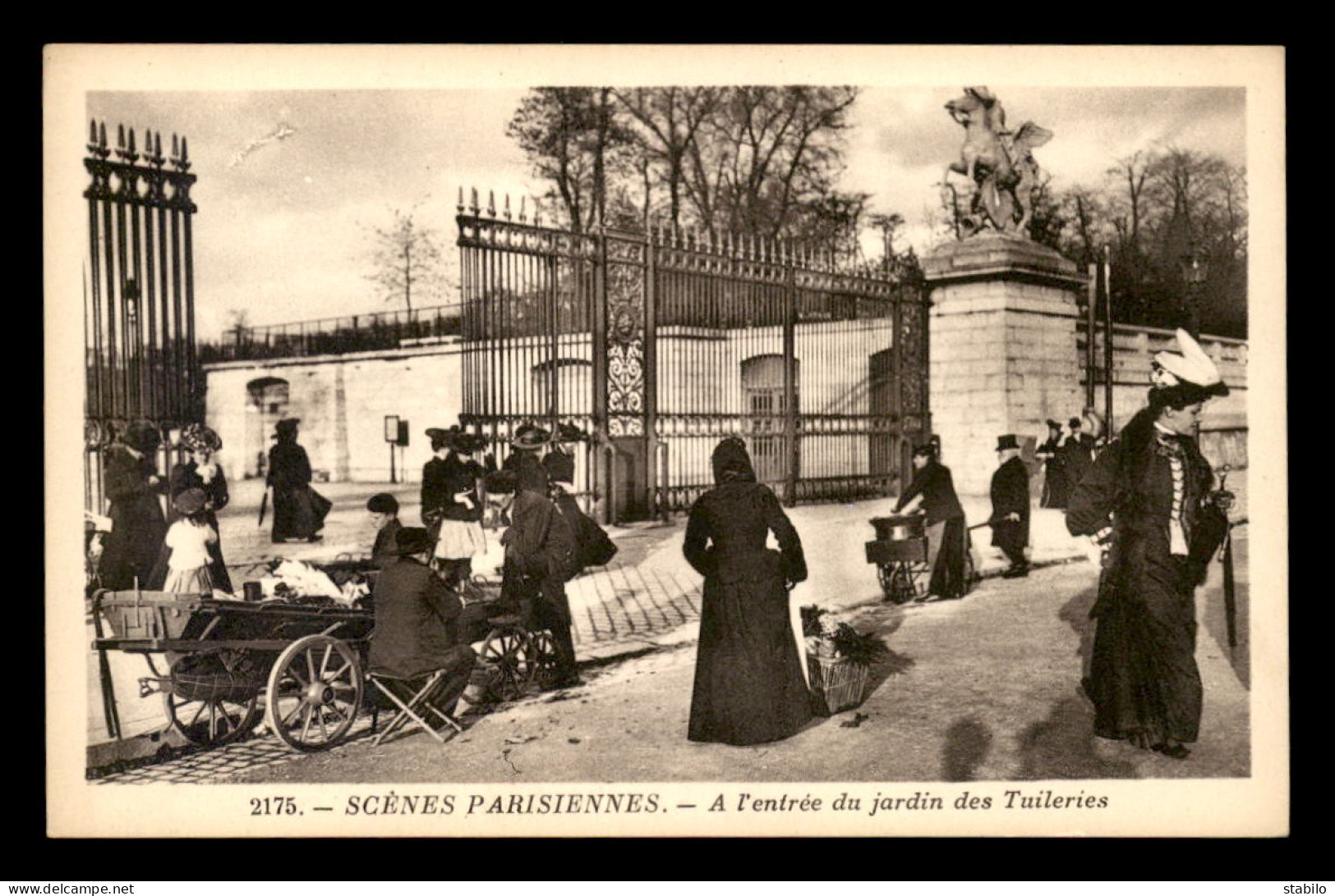 75 - PARIS - SCENES PARISIENNES - A L'ENTREE DU JARDIN DES TUILERIES - Sets And Collections