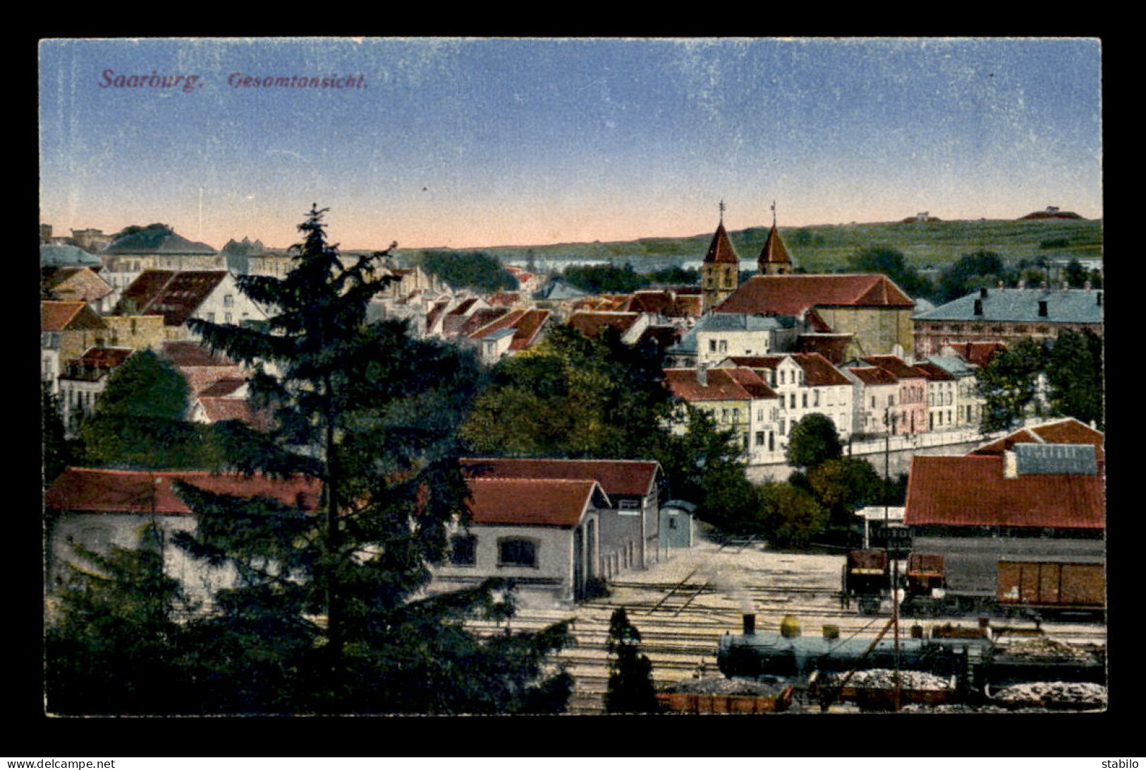 57 - SARREBOURG - SAARBURG - GESAMTANSICHT - CHEMIN DE FER - WAGON FOUDRE - CARTE COLORISEE - Sarrebourg