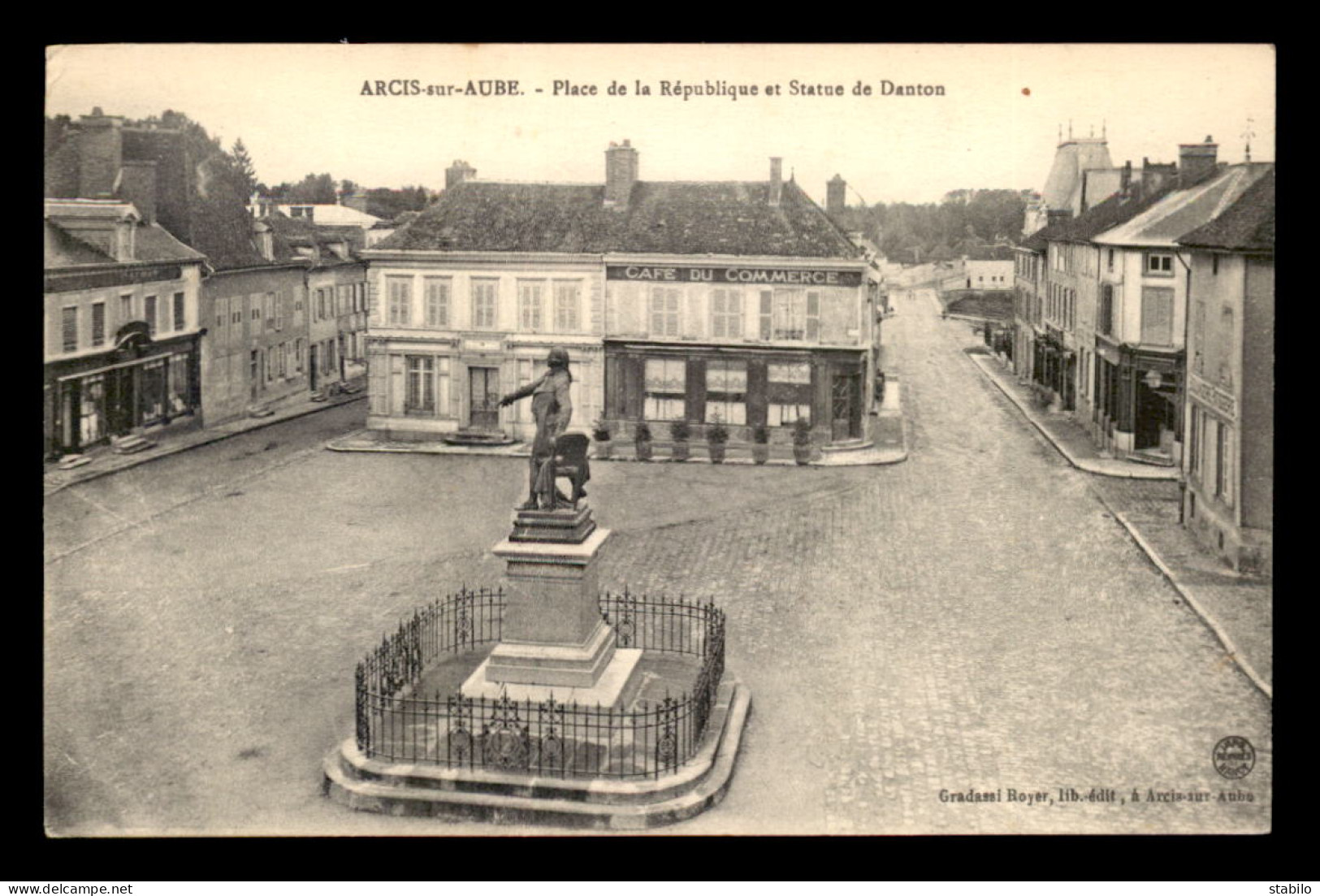 10 - ARCIS-SUR-AUBE - PLACE DE LA REPUBLIQUE ET STATUE DE DANTON - CAFE DU COMMERCE - Arcis Sur Aube