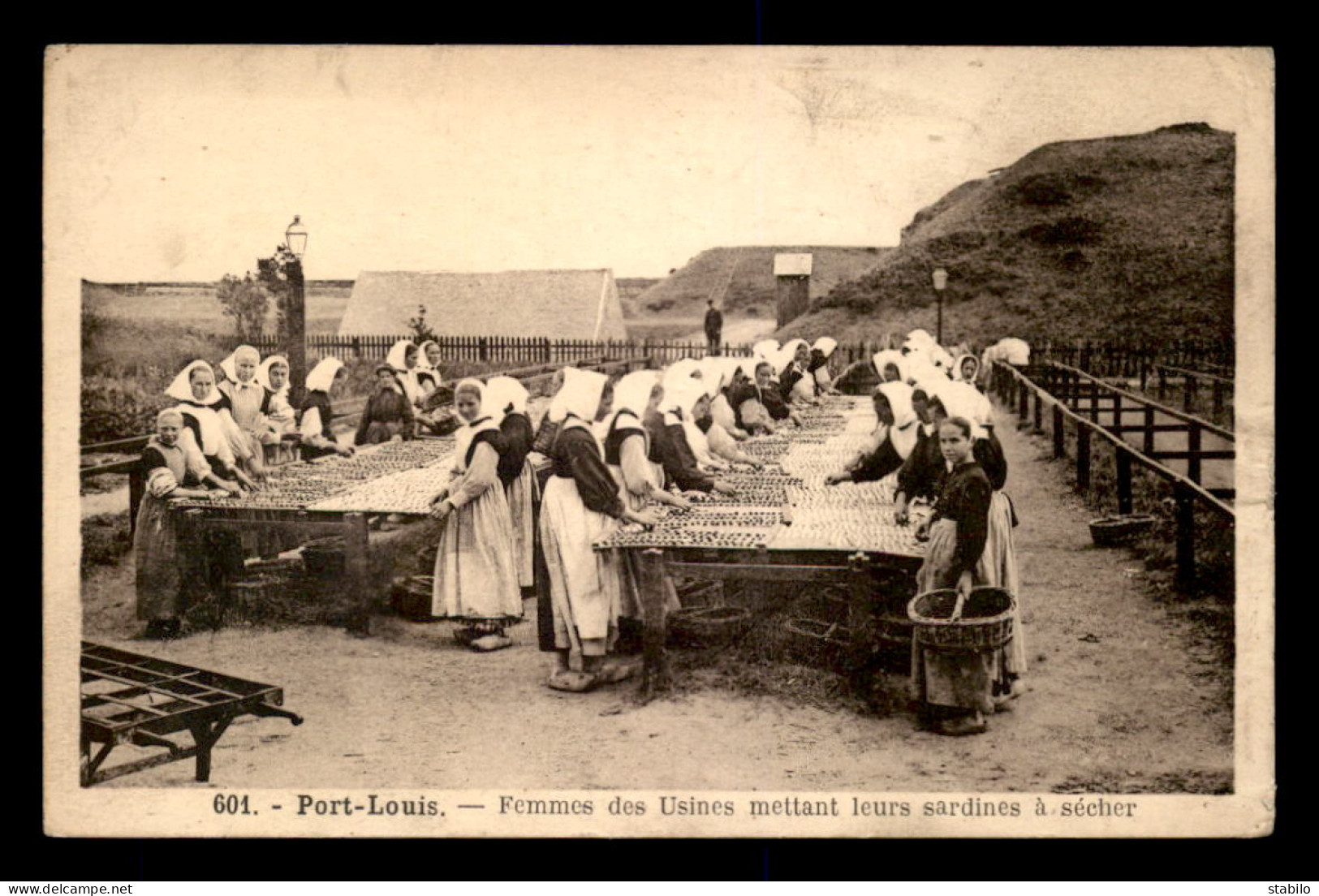 56 - PORT-LOUIS - FEMMES DES USINES METTANT LEUR SARDINES A SECHER - Port Louis