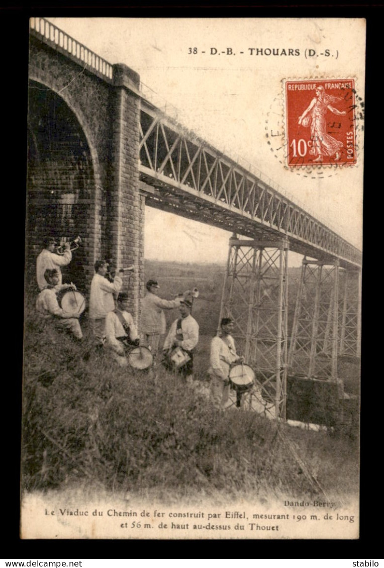 79 - THOUARS - LE VIADUC DU CHEMIN DE FER CONSTRUIT PAR EIFFEL - FANFARE - Thouars