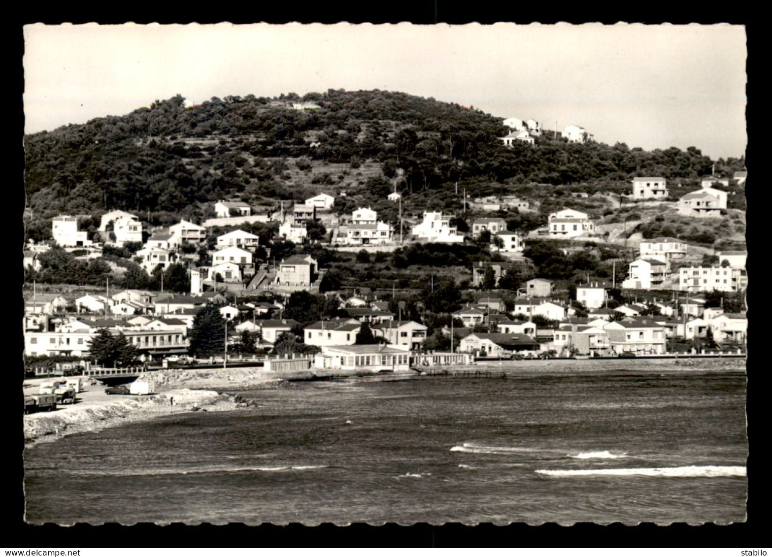 83 - SIX-FOURS-LES-PLAGES - LA PROMENADE ET LA VILLE - Six-Fours-les-Plages