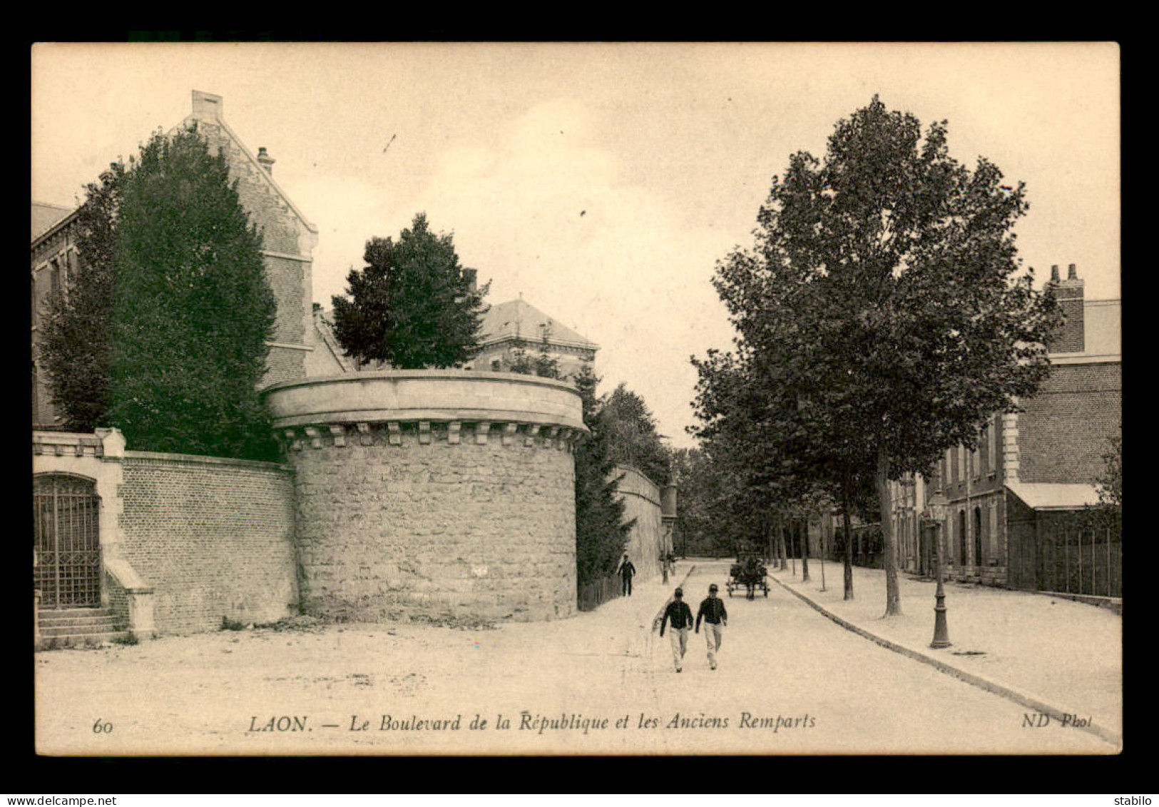 02 - LAON - LE BOULEVARD DE LA REPUBLIQUE ET LES ANCIENS REMPARTS - Laon