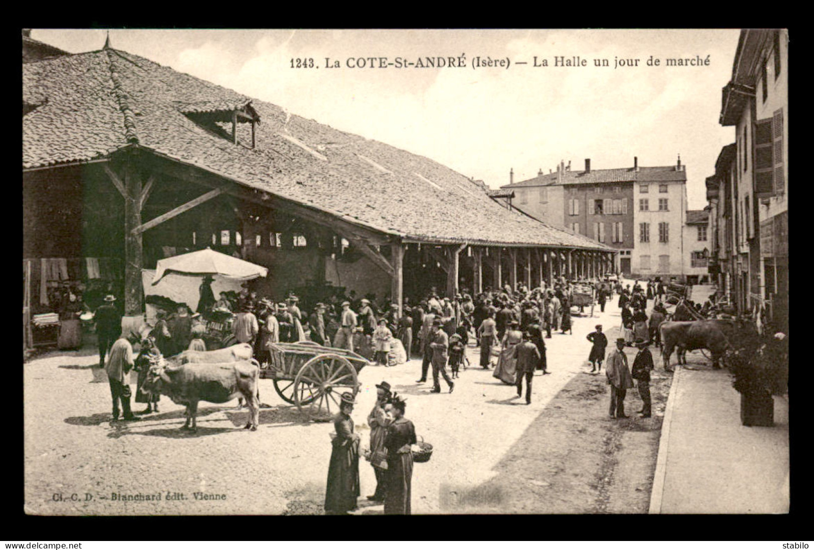 38 - LA COTE-ST-ANDRE - LA HALLE UN JOUR DE MARCHE - La Côte-Saint-André