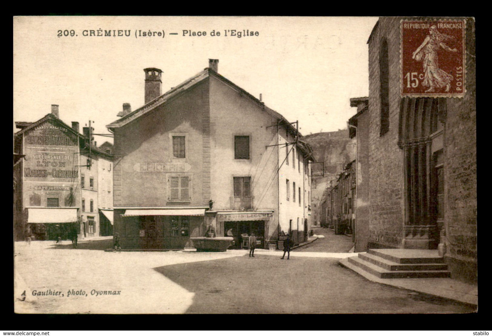 38 - CREMIEU - PLACE DE L'EGLISE - Crémieu