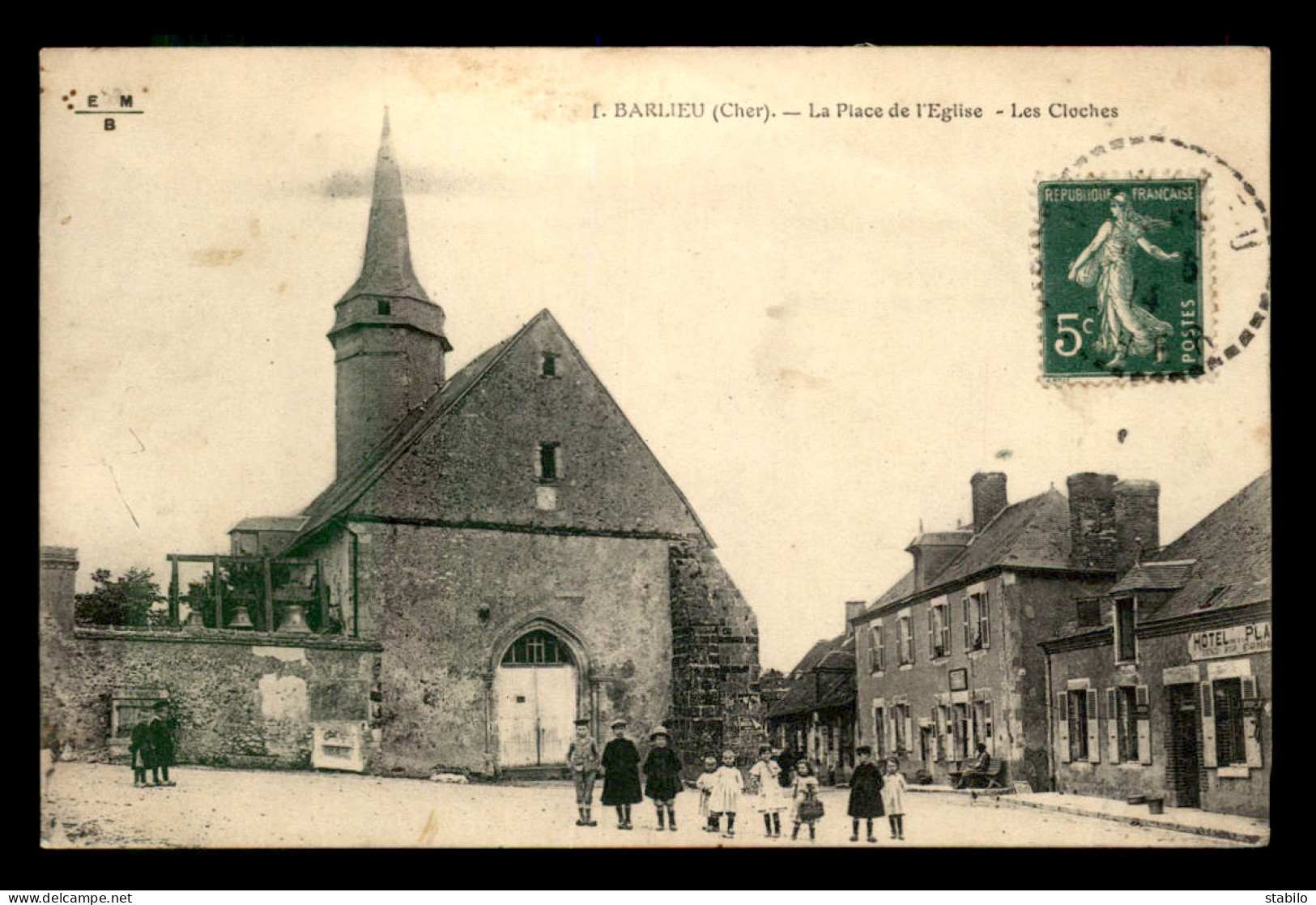 18 - BARLIEU - LA PLACE DE L'EGLISE - LES CLOCHES - Otros & Sin Clasificación