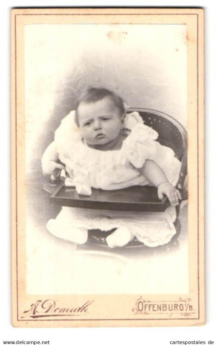 Fotografie A. Demuth, Offenburg I. B., Portrait Süsses Kleines Mädchen Im Kinderstuhl Sitzend  - Personnes Anonymes
