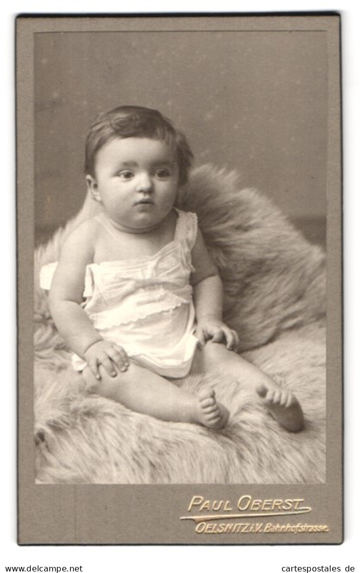 Fotografie Paul Oberst, Oelsnitz I. V. Bahnhofstr., Portrait Niedliches Kleines Mädchen Auf Fell Sitzend  - Personnes Anonymes