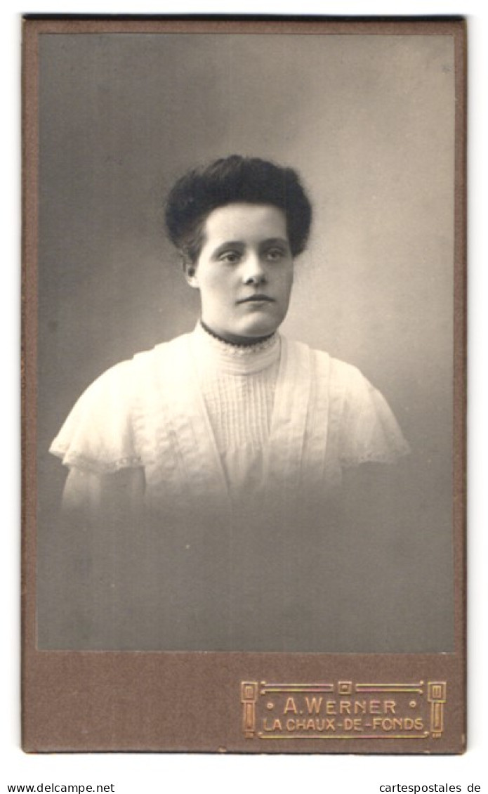 Fotografie A. Werner, La Chaux-de-Fonds, Rue De La Paix 55, Portrait Dunkelhaarige Junge Frau In Weisser Bluse  - Personnes Anonymes