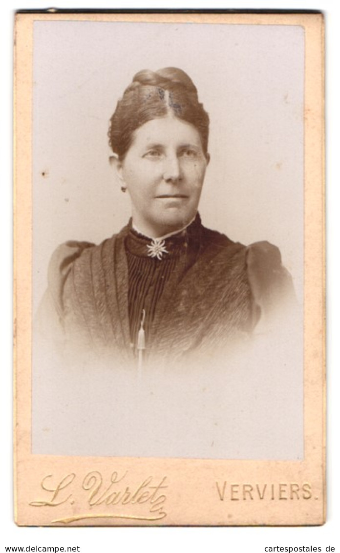 Fotografie L. Valet, Verviers, Rue De L`Harmonie 19, Portrait ältere Dame Im Biedermeierkleid Mit Brosche  - Personas Anónimos