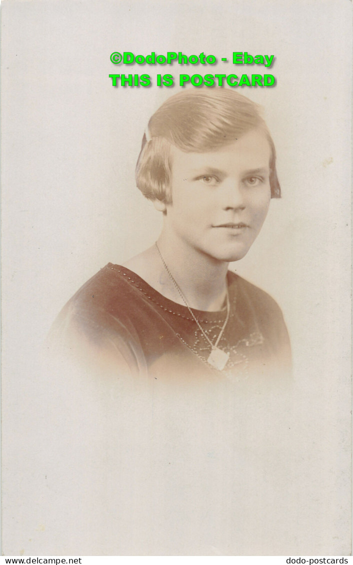 R408976 Woman With Short Hair And Dark Colour Clothes. 1926 - Mondo