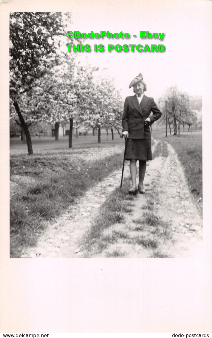 R408978 Woman With Hat And Dark Colour Clothes Walking In Park. Leonar. 1902 - Mondo