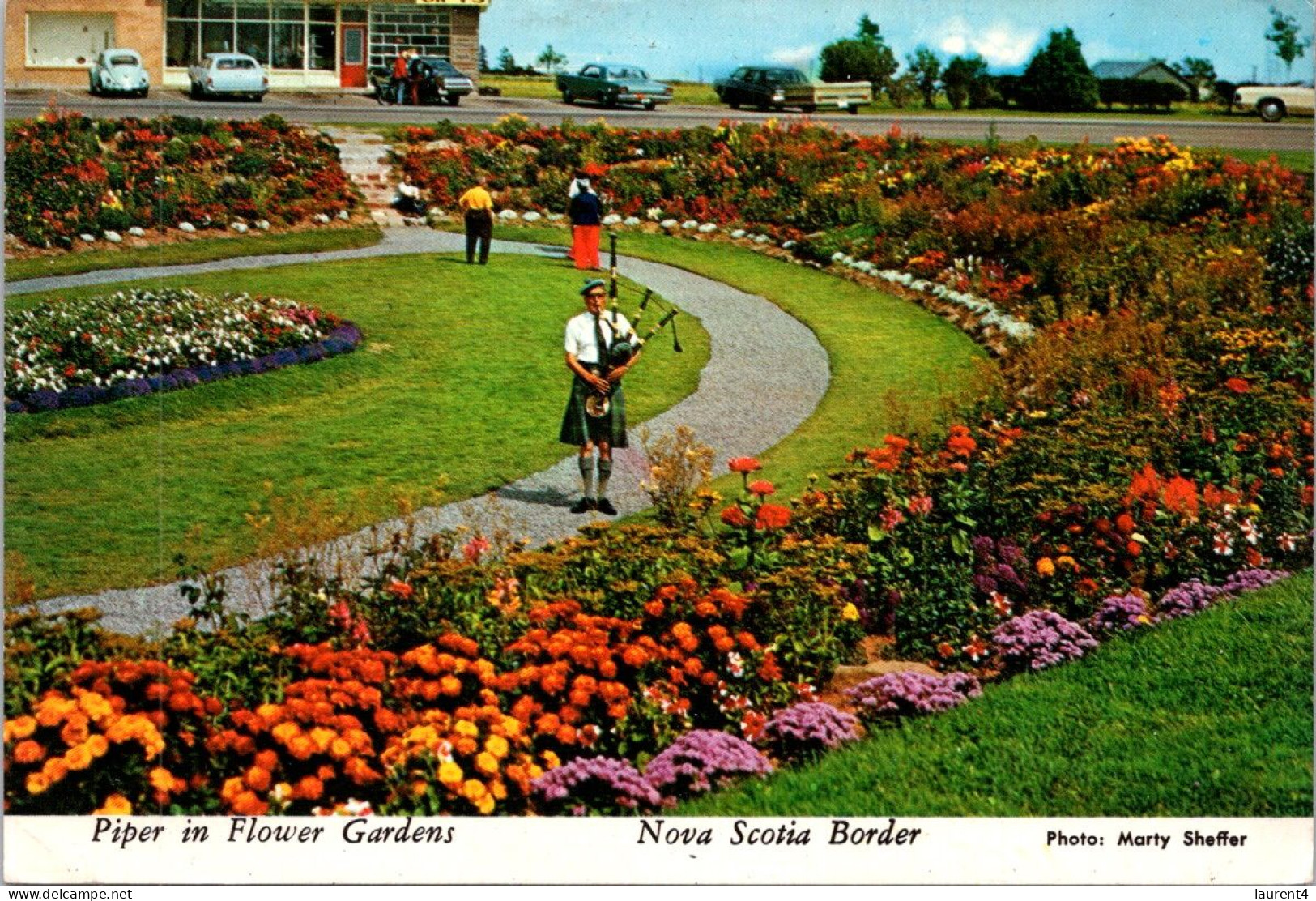 19-4-2024 (2 Z 30) Canada - Piper In Flower Garden (posted To France) - Muziek En Musicus