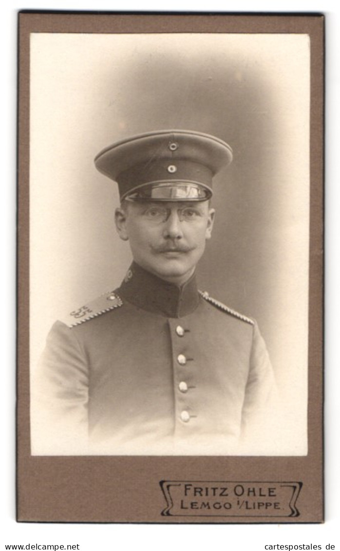 Fotografie Fritz Ohle, Lemgo I. Lippe, Portrait Einjährig-Freiwilliger In Uniform Rgt. 55 Mit Kaiser Wilhelm Bart  - Anonymous Persons