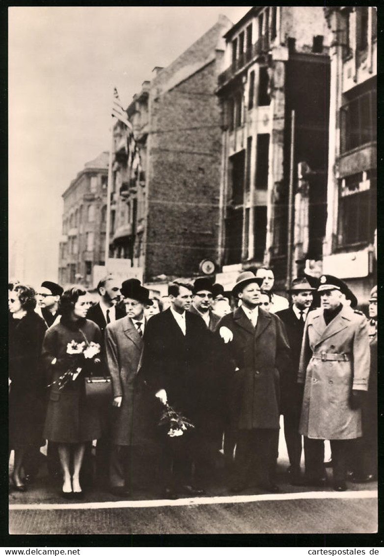 Archiv-Fotografie Unbekannter Fotograf, Ansicht Berlin, Robert Kennedy & Willy Brandt An Der Zonengrenze Friedrichstra  - Krieg, Militär