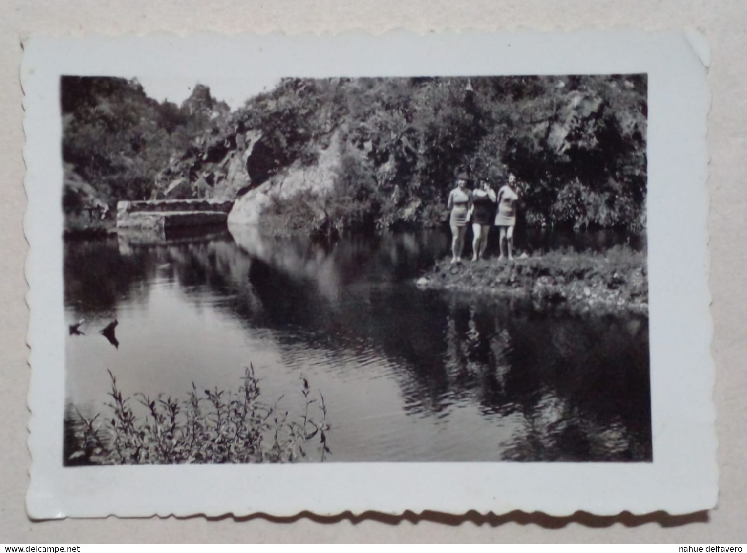 Trois Femmes Dans Un Lac. - Personnes Anonymes