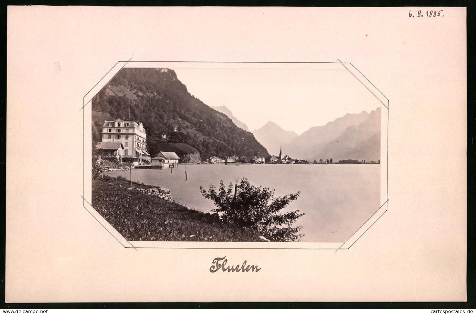 Fotografie Unbekannter Fotograf, Ansicht Flüelen, Seeblick Mit Ortsansicht Um 1885, Foto In Passepartout Eingesteckt  - Lieux
