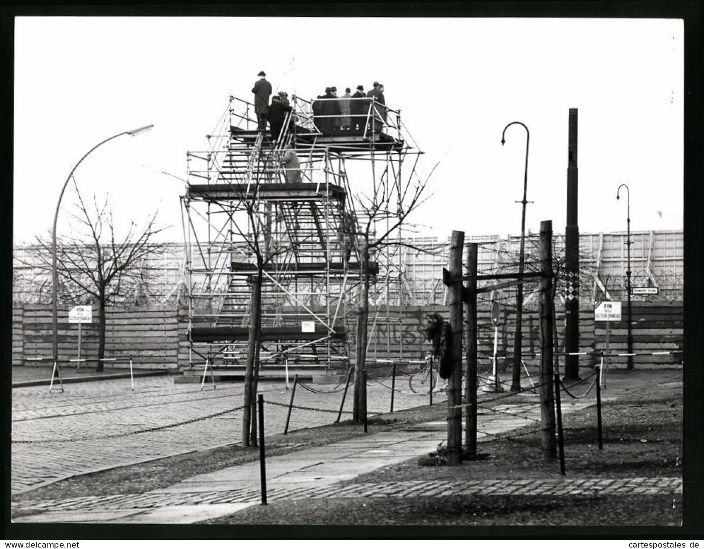 Archiv-Fotografie Unbekannter Fotograf, Ansicht Berlin, Bernauer Str., Aussichtsstand An Der Berliner-Mauer, Zonengren  - Guerre, Militaire