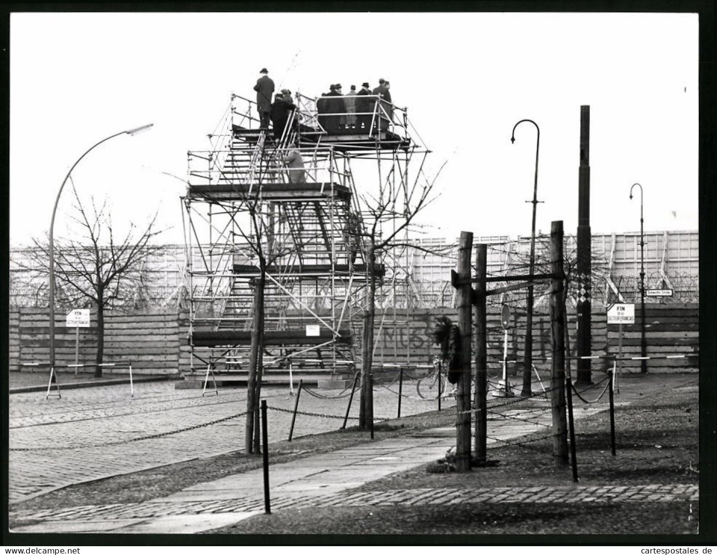 Archiv-Fotografie Unbekannter Fotograf, Ansicht Berlin, Zonengrenze Bernauer Str., Aussichtsstand Vor Der Berliner Mau  - Guerre, Militaire