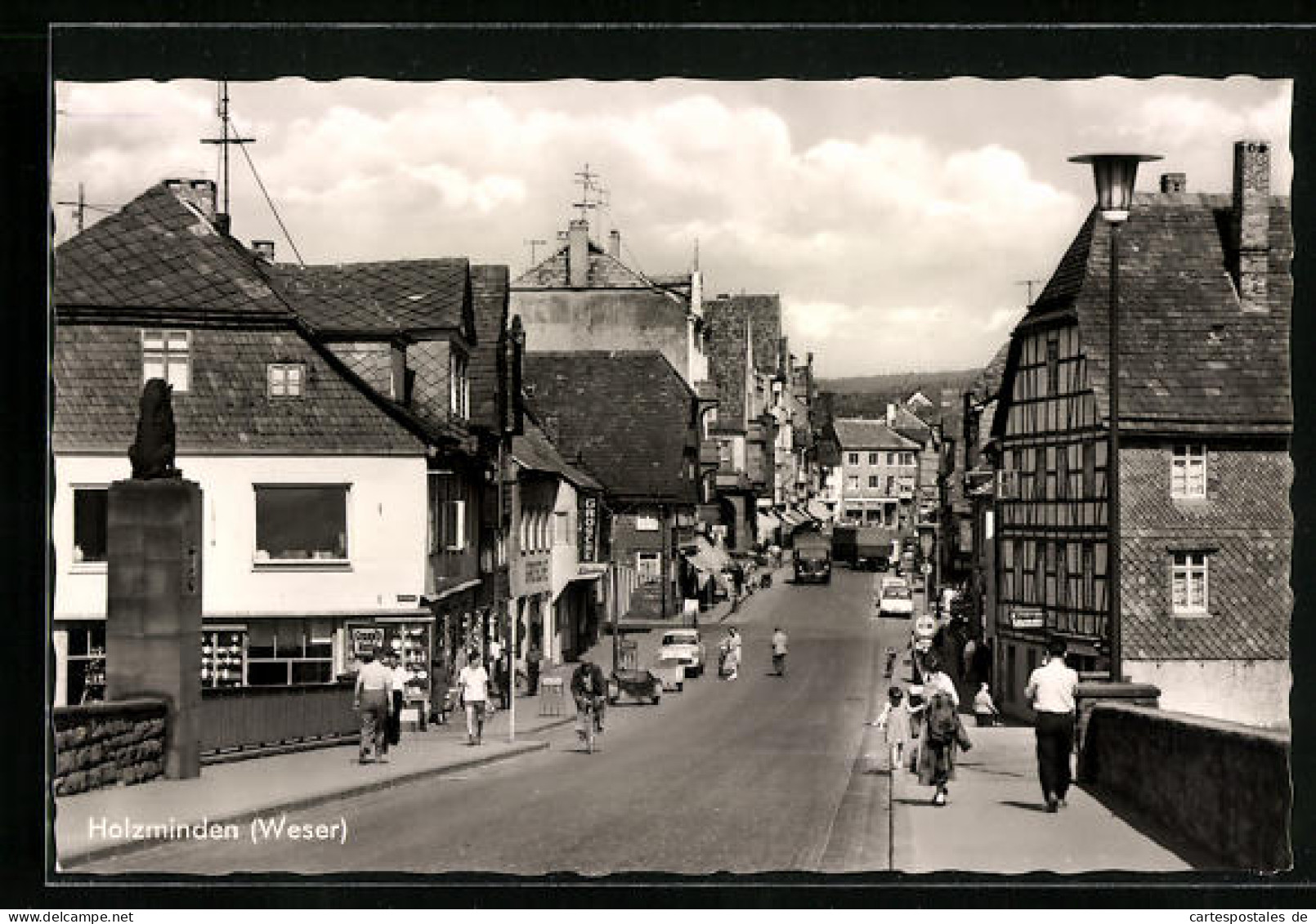 AK Holzminden /Weser, Strasse Mit Hotel Und Geschäften  - Holzminden