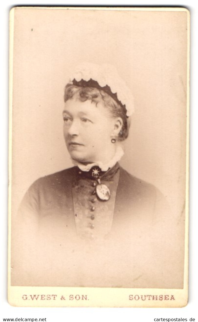 Photo G. West & Son, Southsea, Palmerston Road, Junge Frau Mit Haube  - Persone Anonimi