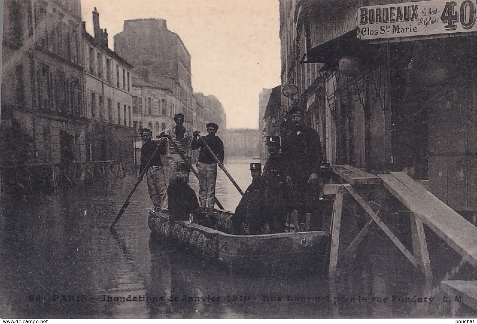 75) PARIS - INONDATIONS DE JANVIER 1910 - RUE LOURMEL PRES LA RUE FONDARY - ANIMATION - HABITANTS -( 2 SCANS ) - Paris Flood, 1910