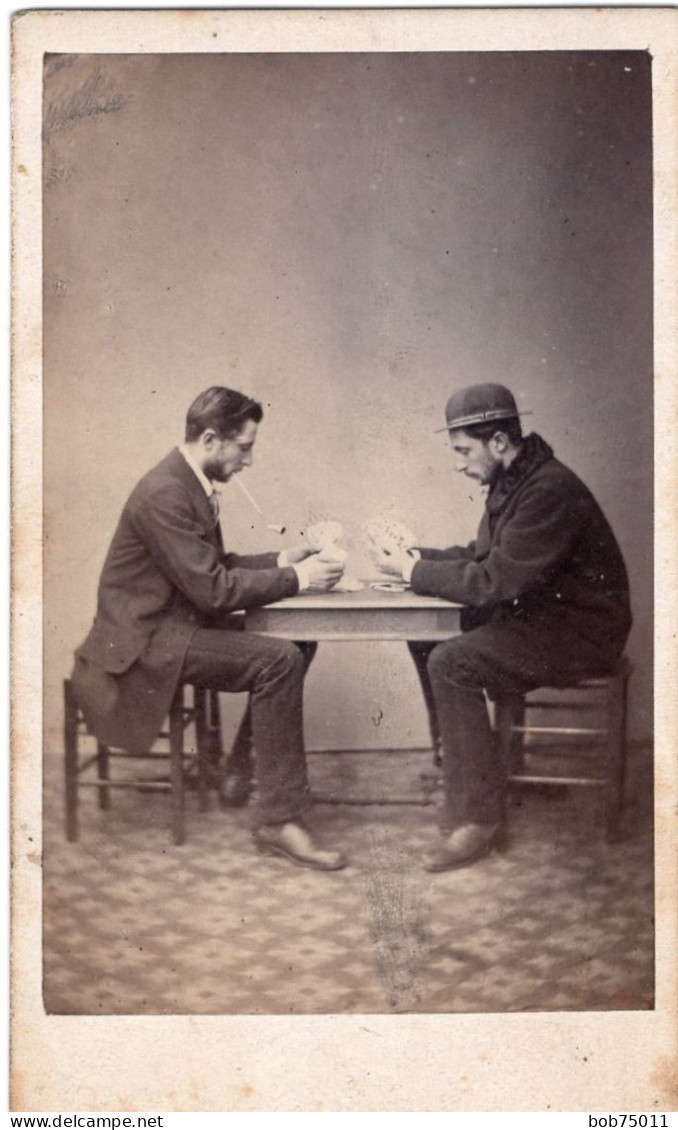 Photo CDV De Deux Homme Jouent Au Carte Dans Un Studio Photo En 1870 - Antiche (ante 1900)