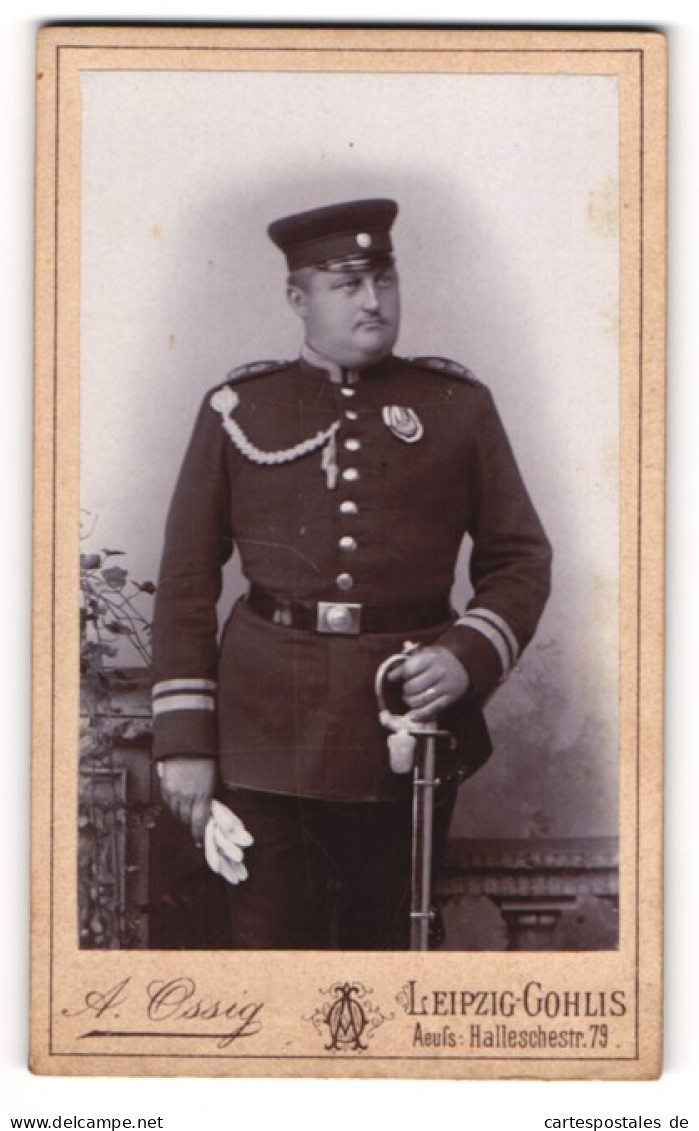 Fotografie A. Ossig, Leipzig-Gohlis, Äuss. Halleschestr. 79, Uffz. In Uniform Mit Orden Und Schützenschnur, Säbel  - Guerra, Militari