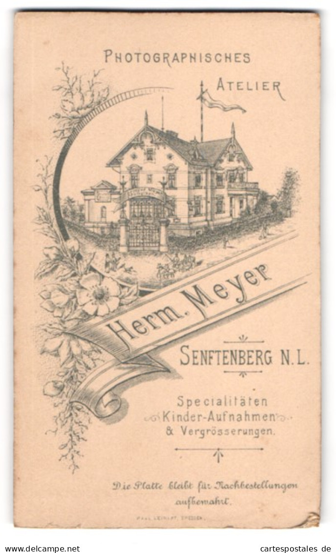 Fotografie Herm. Meyer, Senftenberg N.L., Ansicht Senftenberg N.L., Fotografisches Atelier Mit Eingangstor  - Places
