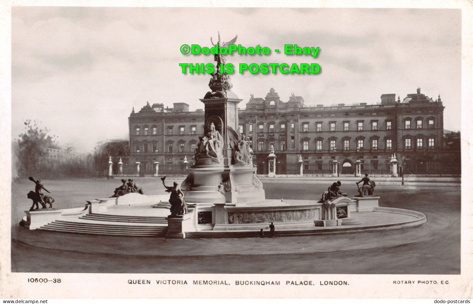 R411820 10500 38. Queen Victoria Memorial. Buckingham Palace. London. Rotary Pho - Autres & Non Classés