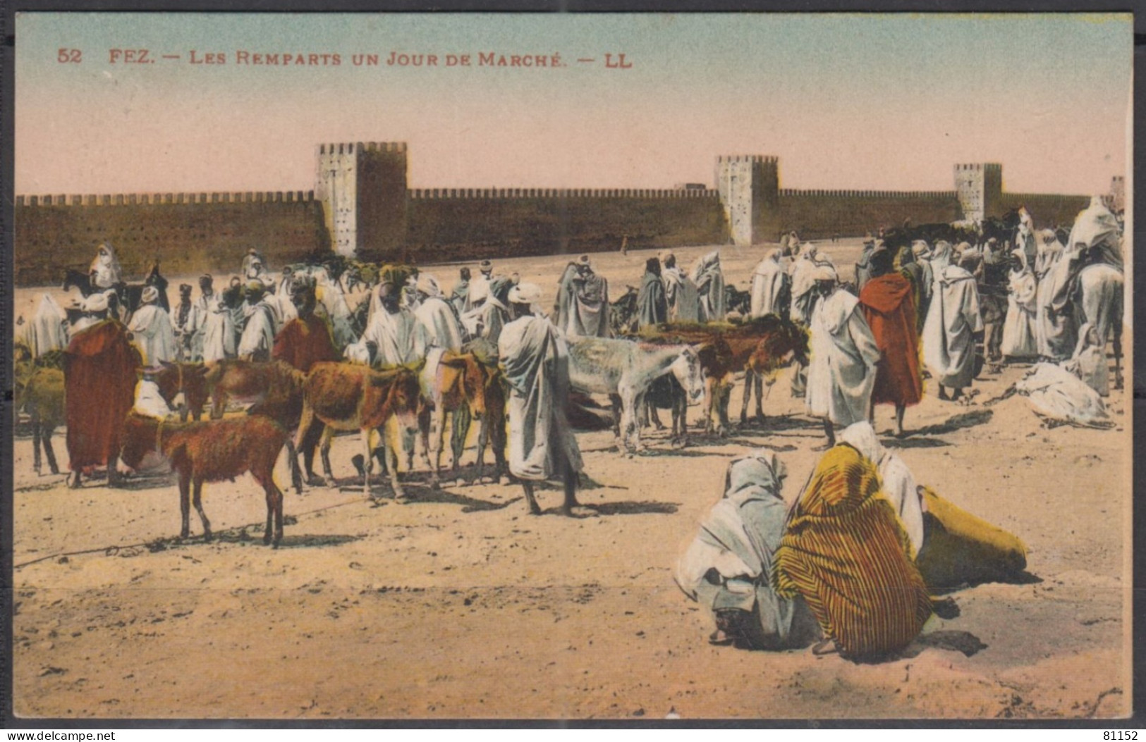 CPA    De   FEZ   Maroc   Les Remparts Un Jour De Marché   Le 25 8 1926  Animée - Fez (Fès)