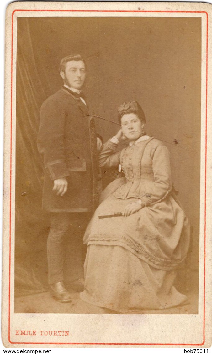 Photo CDV D'un Couple élégant Posant Dans Un Studio Photo Avant 1900 - Ancianas (antes De 1900)